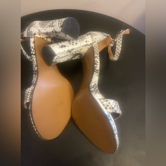 Black and white snake skin sandals/heels size 11 - Picture 3 of 3